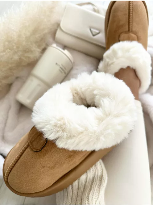 Velúr hatású, belül puha, bundás, belebújós bokacsizma.