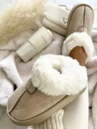 Velúr hatású, belül puha, bundás, belebújós bokacsizma.