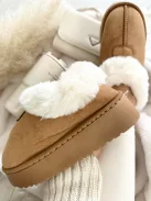 Velúr hatású, belül puha, bundás, belebújós bokacsizma.