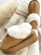 Velúr hatású, belül puha, bundás, belebújós bokacsizma.