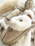 Velúr hatású, belül puha, bundás, belebújós bokacsizma.