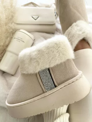   Velúr hatású, belül puha, bundás, belebújós, kövekkel díszített, bokacsizma.