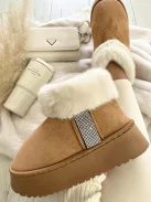 Velúr hatású, belül puha, bundás, belebújós, kövekkel díszített, bokacsizma.