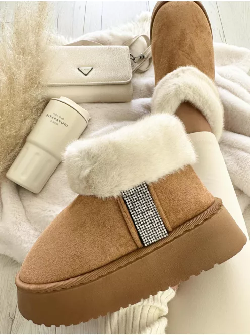 Velúr hatású, belül puha, bundás, belebújós, kövekkel díszített, bokacsizma.