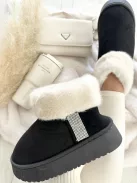 Velúr hatású, belül puha, bundás, belebújós, kövekkel díszített, bokacsizma.