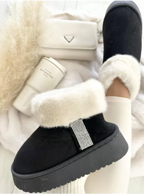 Velúr hatású, belül puha, bundás, belebújós, kövekkel díszített, bokacsizma.