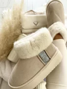 Velúr hatású, belül puha, bundás, belebújós, kövekkel díszített, bokacsizma.