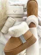 Velúr hatású, belül puha, bundás, belebújós, kövekkel díszített, bokacsizma.