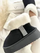 Velúr hatású, belül puha, bundás, belebújós, kövekkel díszített, bokacsizma.