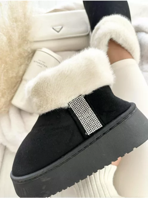 Velúr hatású, belül puha, bundás, belebújós, kövekkel díszített, bokacsizma.