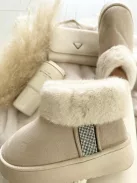 Velúr hatású, belül puha, bundás, belebújós, kövekkel díszített, bokacsizma.