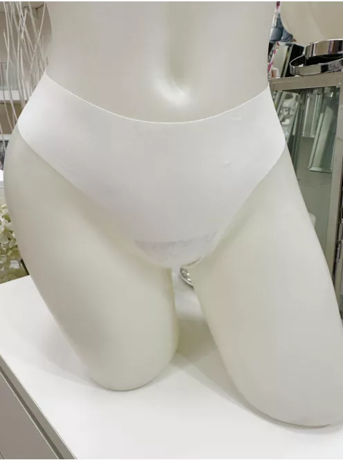 Extra rugalmas anyagú, mikroszálas, varrás nélküli, kényelmes tanga bugyi. A lézervágott bugyik láthatatlanok maradnak a szorosabb ruhák alatt is. (S-XXL méretekben.)