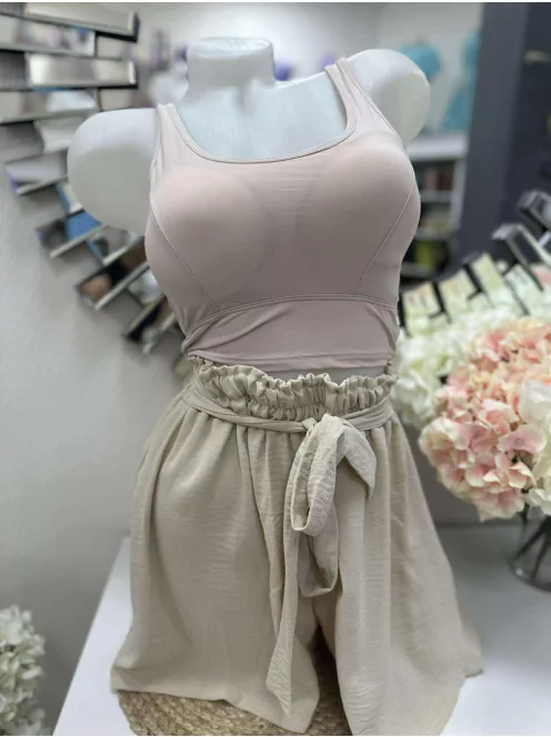 Rugalmas anyagú, mikroszálas, belevarrt, push up, szivacsbetétes, keresztpántos top. M/L és XL/XXL méretekben.