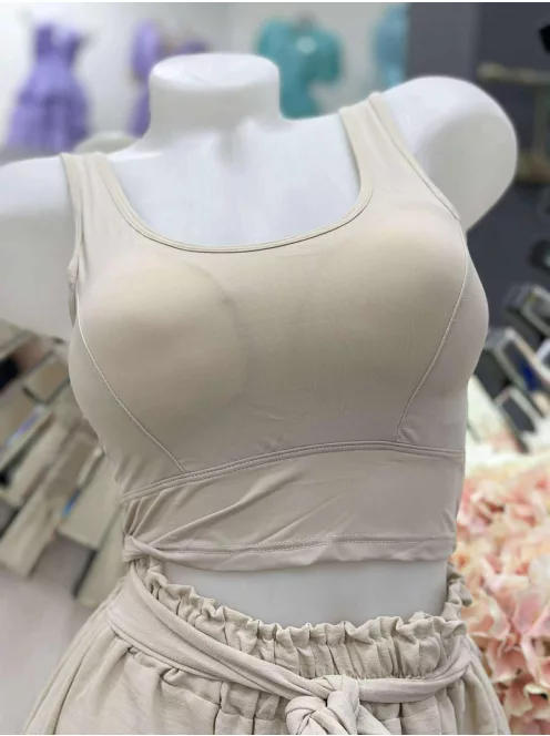 Rugalmas anyagú, mikroszálas, belevarrt, push up, szivacsbetétes, keresztpántos top. M/L és XL/XXL méretekben.