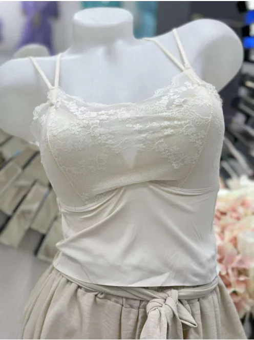 Lézervágott, mikroszálas, rugalmas anyagú, szivacsbetétes, csipkés bralette melltartó. Merevítő nélkül. S-L méretre ajánljuk.