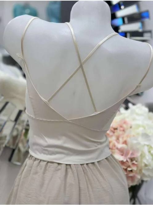 Lézervágott, mikroszálas, rugalmas anyagú, szivacsbetétes, csipkés bralette melltartó. Merevítő nélkül. S-L méretre ajánljuk.