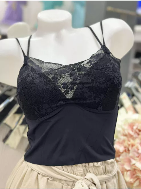 Lézervágott, mikroszálas, rugalmas anyagú, szivacsbetétes, csipkés bralette melltartó. Merevítő nélkül. S-L méretre ajánljuk.