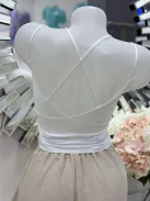 Lézervágott, mikroszálas, rugalmas anyagú, szivacsbetétes, csipkés bralette melltartó. Merevítő nélkül. S-L méretre ajánljuk.