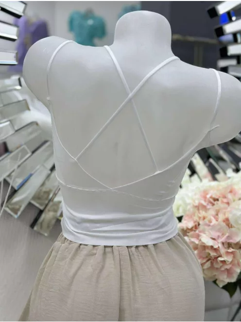 Lézervágott, mikroszálas, rugalmas anyagú, szivacsbetétes, csipkés bralette melltartó. Merevítő nélkül. S-L méretre ajánljuk.