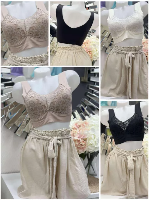 Lézervágott, mikroszálas, rugalmas anyagú, szivacsbetétes, csipkés bralette melltartó. Merevítő nélkül. M és L méretekben.