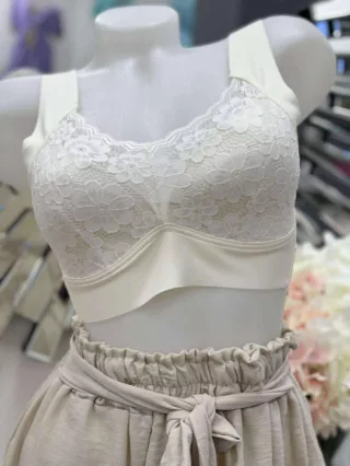   Lézervágott, mikroszálas, rugalmas anyagú, szivacsbetétes, csipkés bralette melltartó. Merevítő nélkül. M és L méretekben.
