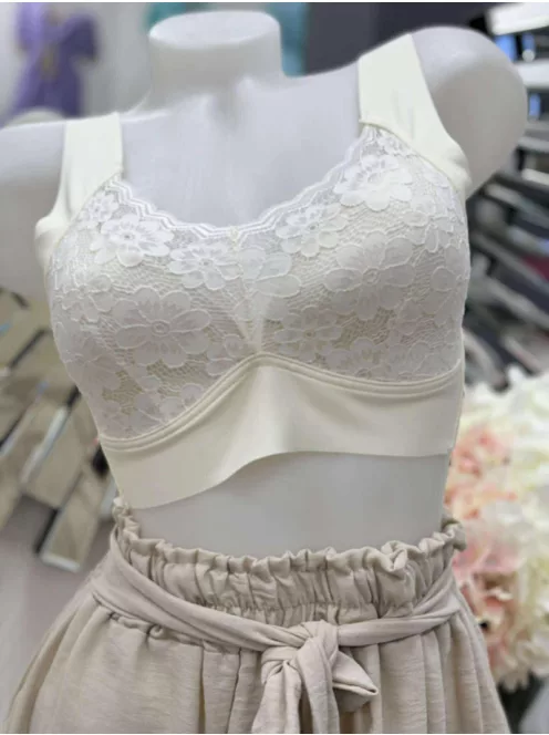Lézervágott, mikroszálas, rugalmas anyagú, szivacsbetétes, csipkés bralette melltartó. Merevítő nélkül. M és L méretekben.