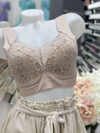   Lézervágott, mikroszálas, rugalmas anyagú, szivacsbetétes, csipkés bralette melltartó. Merevítő nélkül. M és L méretekben.