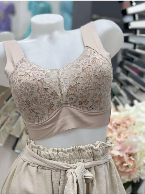 Lézervágott, mikroszálas, rugalmas anyagú, szivacsbetétes, csipkés bralette melltartó. Merevítő nélkül. M és L méretekben.