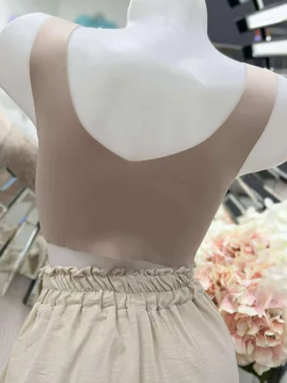   Lézervágott, mikroszálas, rugalmas anyagú, szivacsbetétes, csipkés bralette melltartó. Merevítő nélkül. M és L méretekben.
