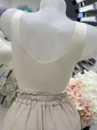 Lézervágott, mikroszálas, rugalmas anyagú, szivacsbetétes, csipkés bralette melltartó. Merevítő nélkül. M és L méretekben.