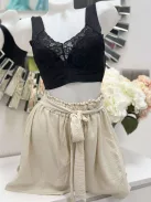 Lézervágott, mikroszálas, rugalmas anyagú, szivacsbetétes, csipkés bralette melltartó. Merevítő nélkül. M és L méretekben.