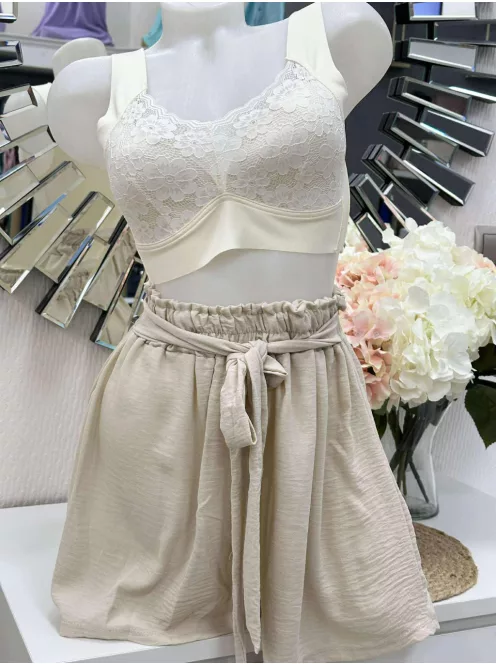 Lézervágott, mikroszálas, rugalmas anyagú, szivacsbetétes, csipkés bralette melltartó. Merevítő nélkül. M és L méretekben.