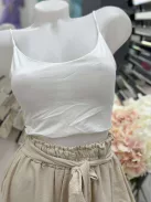 Rugalmas, pamut anyagú, belevarrt szivacsbetétes, pántos top. S-L méretre ajánljuk.