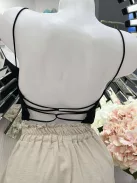 Rugalmas, pamut anyagú, belevarrt szivacsbetétes, pántos top. S-L méretre ajánljuk.