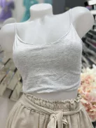 Rugalmas, pamut anyagú, belevarrt szivacsbetétes, pántos top. S-L méretre ajánljuk.