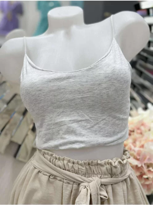 Rugalmas, pamut anyagú, belevarrt szivacsbetétes, pántos top. S-L méretre ajánljuk.