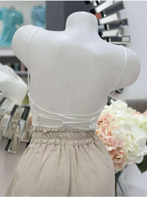 Rugalmas, pamut anyagú, belevarrt szivacsbetétes, pántos top. S-L méretre ajánljuk.