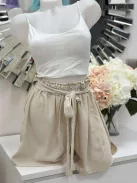 Rugalmas, pamut anyagú, belevarrt szivacsbetétes, pántos top. S-L méretre ajánljuk.