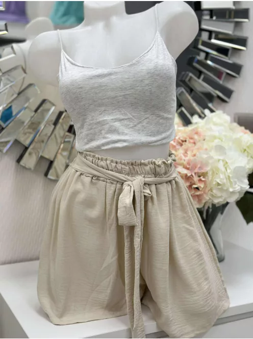 Rugalmas, pamut anyagú, belevarrt szivacsbetétes, pántos top. S-L méretre ajánljuk.