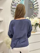 Lenge fazonú, lenvászon hatású, nem rugalmas anyagú, ujján felgombolható, megkötős felső. (S-XL méretre ajánljuk.)