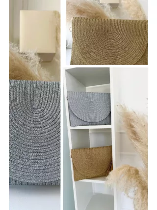   Anyagában csillogós gyékény borítéktáska állítható hosszú pánttal. Szélesség: 28 cm, Magasság: 20 cm.