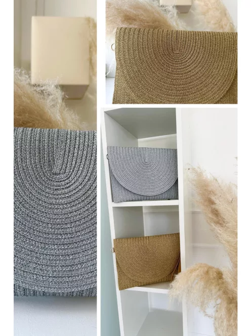 Anyagában csillogós gyékény borítéktáska állítható hosszú pánttal. Szélesség: 28 cm, Magasság: 20 cm.