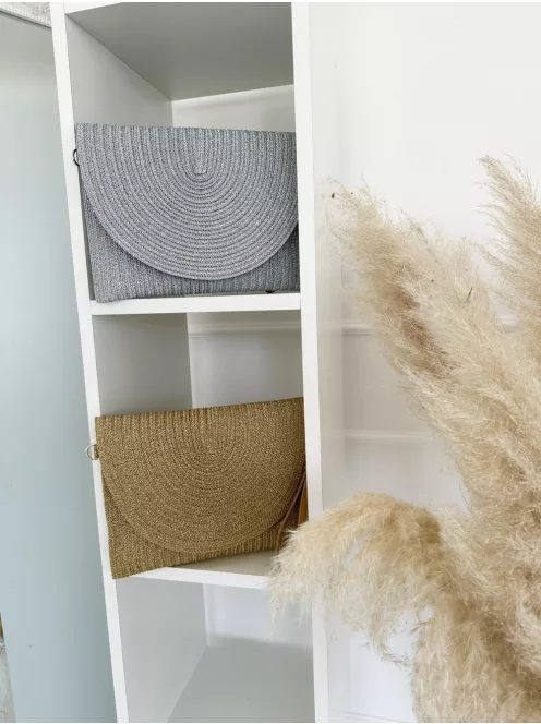 Anyagában csillogós gyékény borítéktáska állítható hosszú pánttal. Szélesség: 28 cm, Magasság: 20 cm.