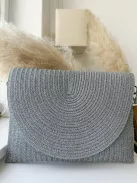 Anyagában csillogós gyékény borítéktáska állítható hosszú pánttal. Szélesség: 28 cm, Magasság: 20 cm.