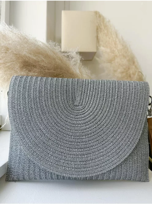 Anyagában csillogós gyékény borítéktáska állítható hosszú pánttal. Szélesség: 28 cm, Magasság: 20 cm.