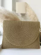 Anyagában csillogós gyékény borítéktáska állítható hosszú pánttal. Szélesség: 28 cm, Magasság: 20 cm.