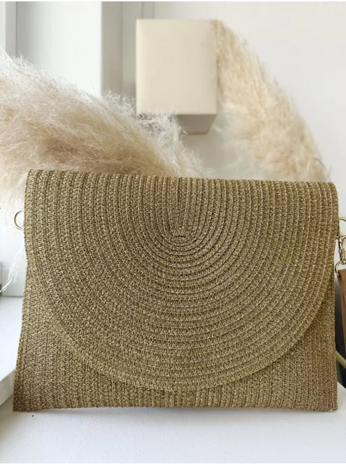 Anyagában csillogós gyékény borítéktáska állítható hosszú pánttal. Szélesség: 28 cm, Magasság: 20 cm.