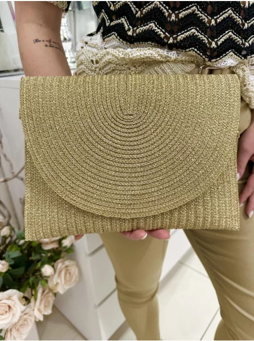 Anyagában csillogós gyékény borítéktáska állítható hosszú pánttal. Szélesség: 28 cm, Magasság: 20 cm.