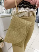 Anyagában csillogós gyékény borítéktáska állítható hosszú pánttal. Szélesség: 28 cm, Magasság: 20 cm.