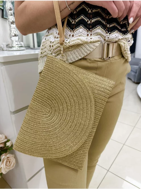 Anyagában csillogós gyékény borítéktáska állítható hosszú pánttal. Szélesség: 28 cm, Magasság: 20 cm.